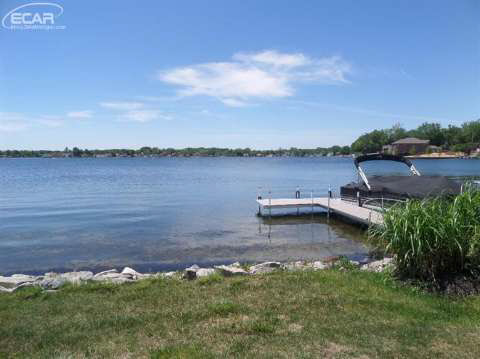 2288 North Long Lake Road Fenton, MI 48430 - Photo 4 of 28 20447490-3.JPG