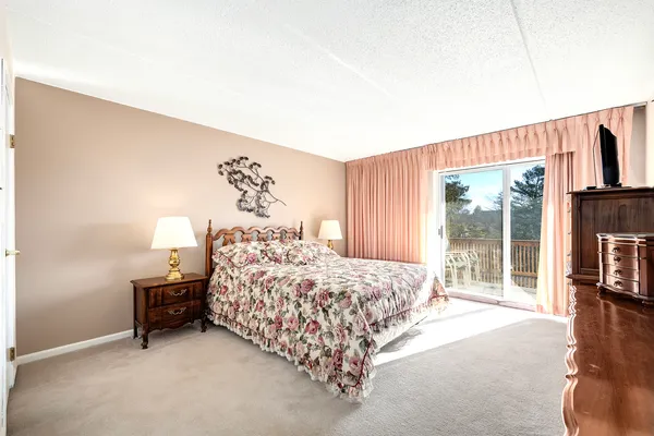 $220,000 | 8025 Woodglen Lane, Unit 207, Downers Grove, IL 60516