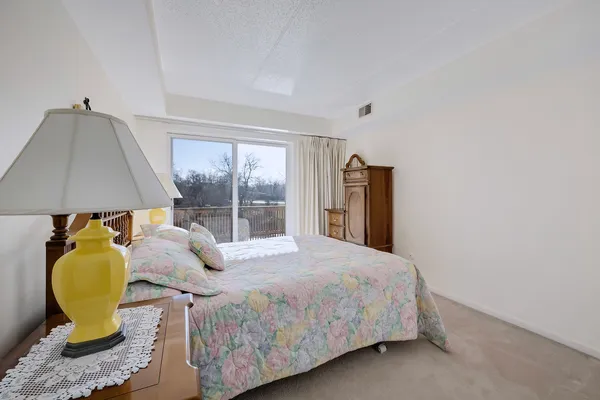 $220,000 | 8025 Woodglen Lane, Unit 207, Downers Grove, IL 60516
