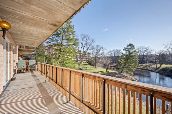 $220,000 | 8025 Woodglen Lane, Unit 207, Downers Grove, IL 60516