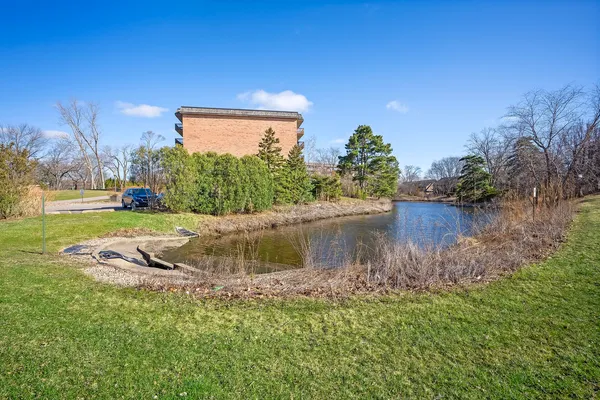 $220,000 | 8025 Woodglen Lane, Unit 207, Downers Grove, IL 60516