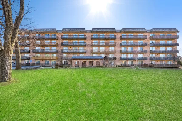 $220,000 | 8025 Woodglen Lane, Unit 207, Downers Grove, IL 60516