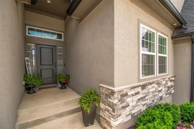 $462,900 | 807 Northeast Algonquin Street, Lee's Summit, MO 64064