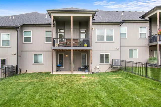 $462,900 | 807 Northeast Algonquin Street, Lee's Summit, MO 64064