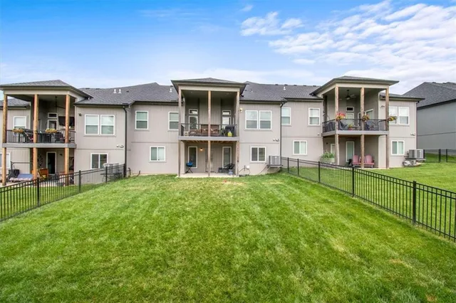 $462,900 | 807 Northeast Algonquin Street, Lee's Summit, MO 64064