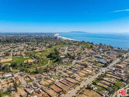 $1,998,000 | 646 Vía De La Paz, Pacific Palisades, CA 90272