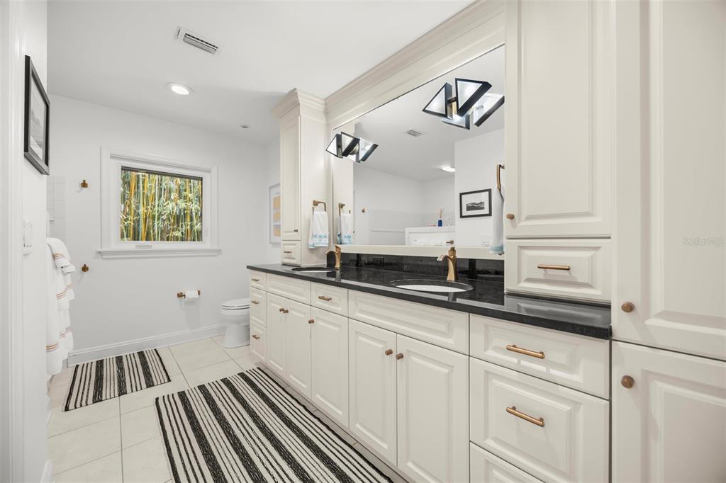 800 Juanita Rael Road Winter Park, FL 32789 - Photo 19 of 36 a spacious bathroom with a sink and a mirror