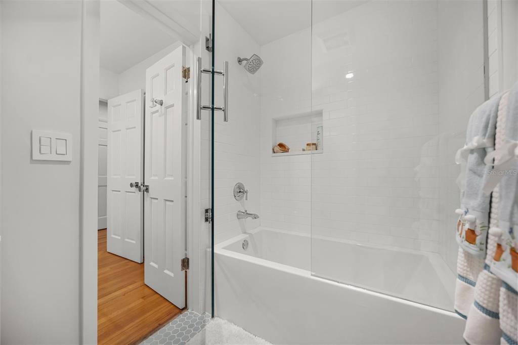 800 Juanita Rael Road Winter Park, FL 32789 - Photo 25 of 36 a bathroom with a bathtub and a shower