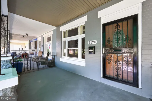 a view of livingroom with furniture and windows