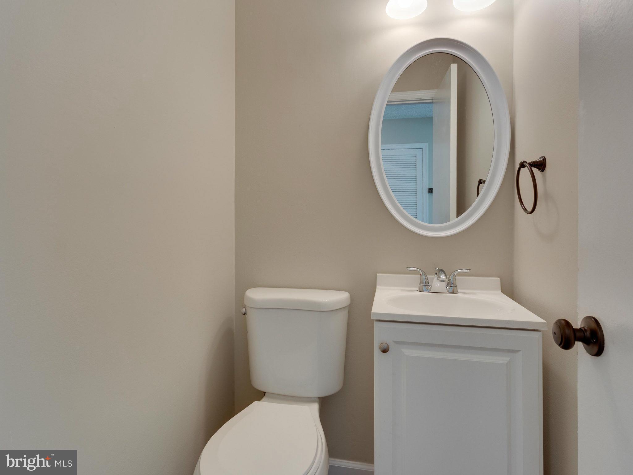 13133 Putnam Circle Woodbridge, VA 22191 - Photo 5 of 30 a bathroom with a toilet sink and mirror