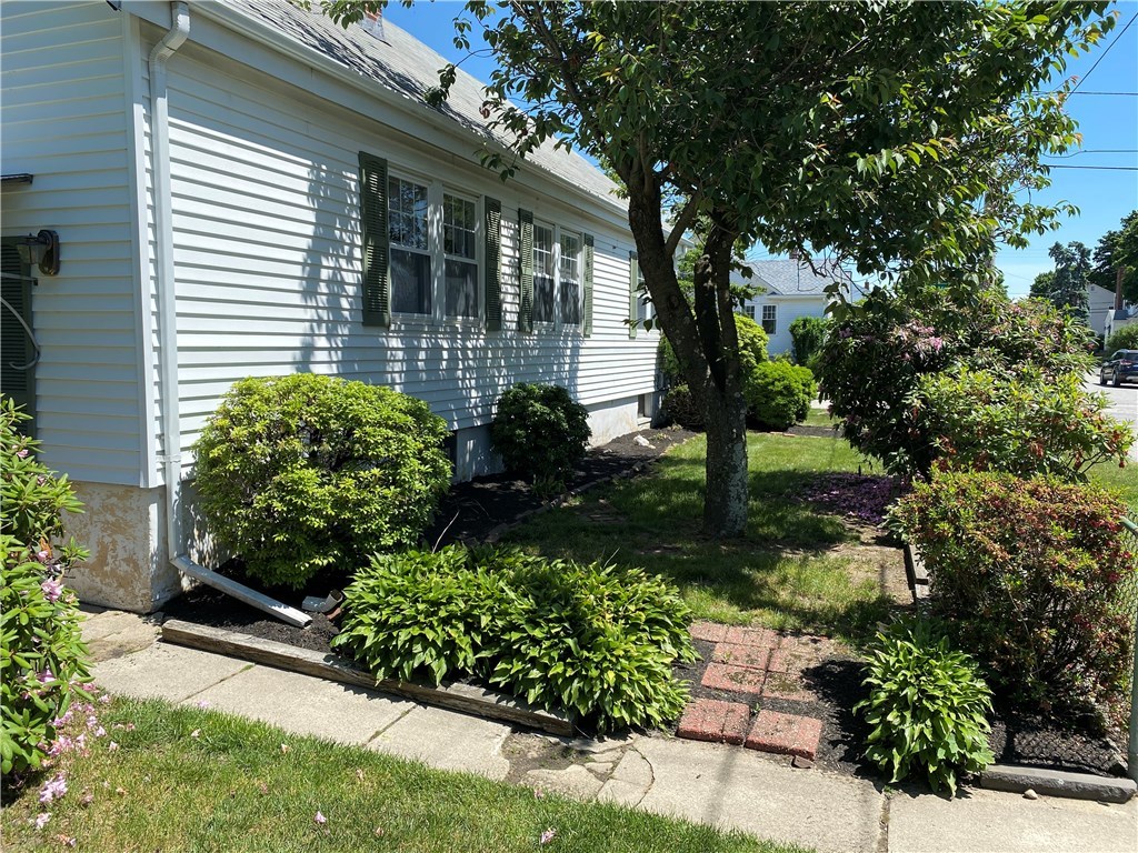 36 Riverfarm Road Cranston, RI 02910 - Photo 4 of 32 Gallery Image 4