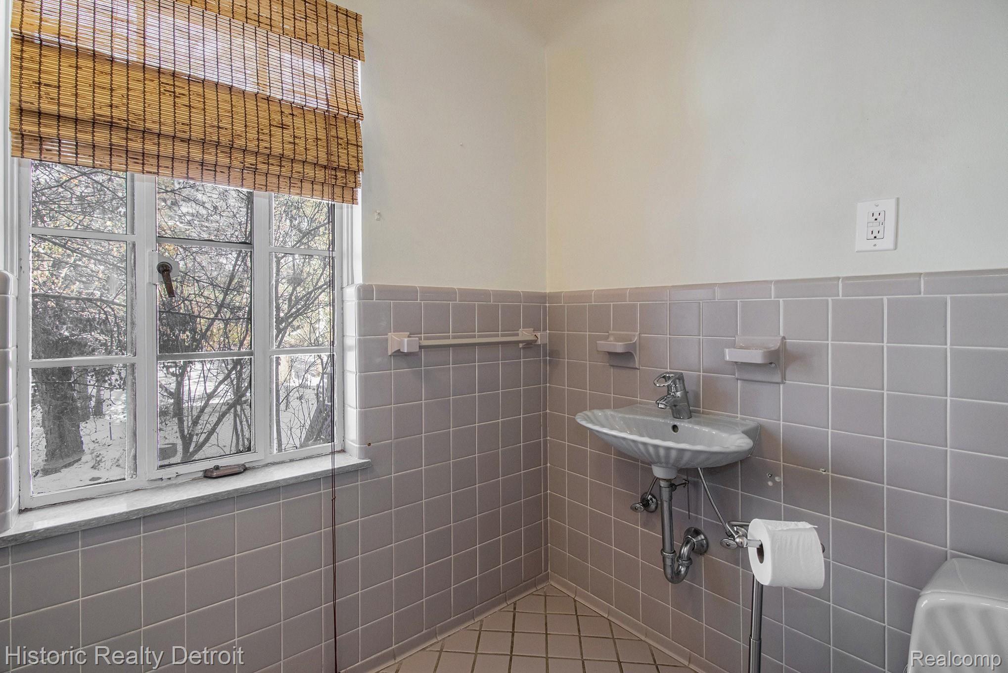 18065 Hamilton Road Highland Park, MI 48203 - Photo 17 of 55 IMG_9744.jpg