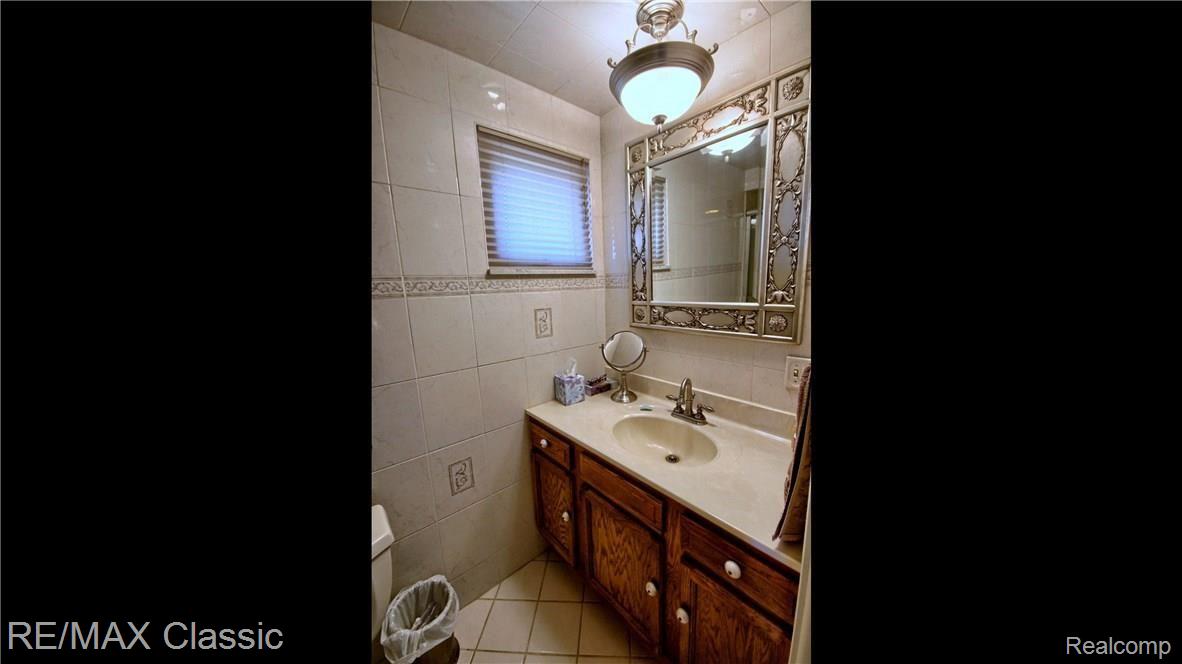50888 Warren Road Canton, MI 48187 - Photo 24 of 37 Master_Bathroom.jpg