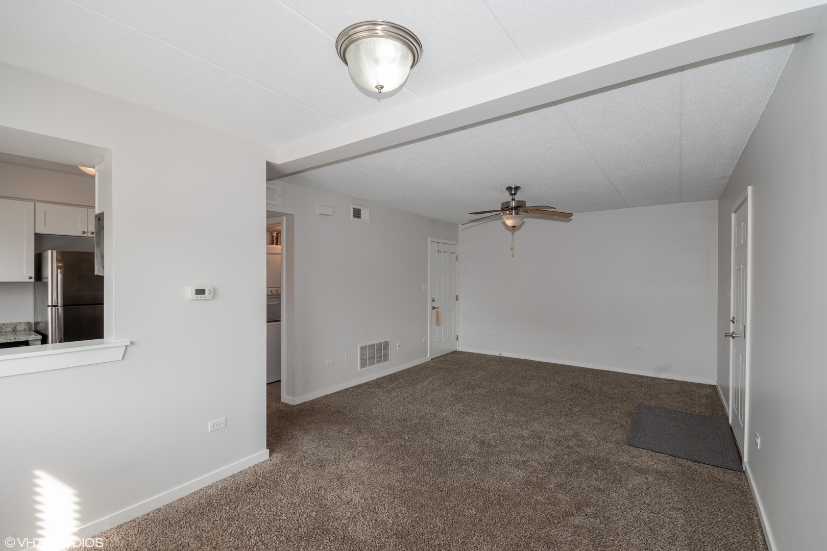 239 West 18th Street, Unit 2D Chicago, IL 60616 - Photo 4 of 10 an empty room with a fan & a window