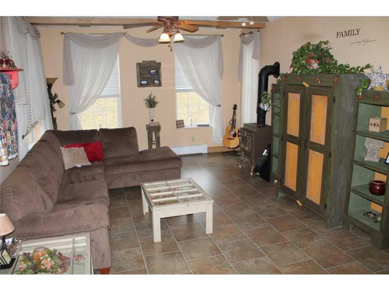 178 Arner Road Freeport, PA 16229 - Photo 8 of 25 Living Room.