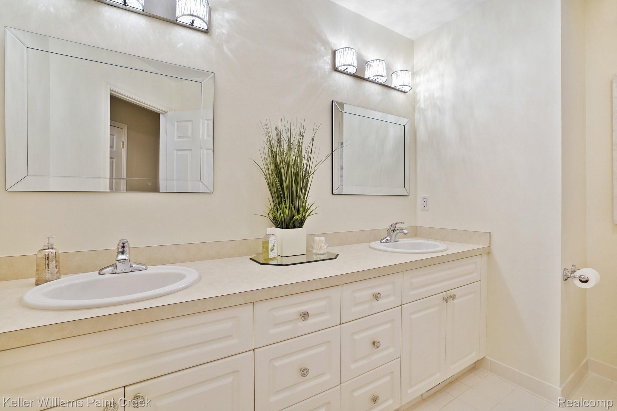 5136 Newport Court Rochester, MI 48306 - Photo 33 of 41 Gorgeous lights, mirrors and dual vanity in Full Bath
