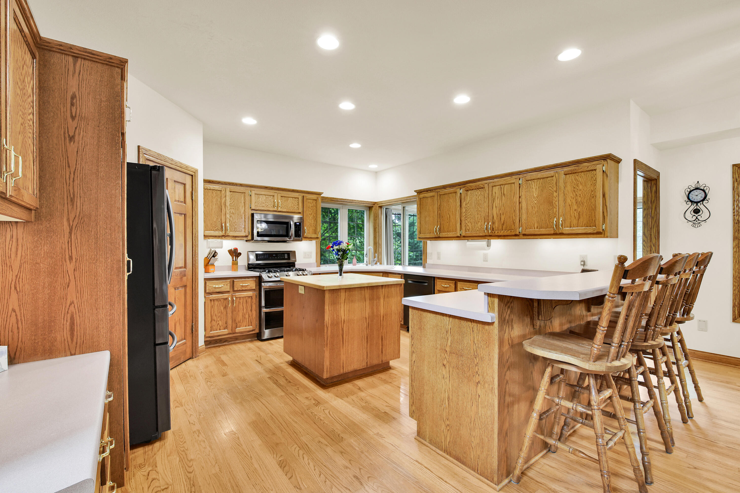 615 Kettle Ridge Richfield, WI 53017 - Photo 3 of 44 Breakfast Bar