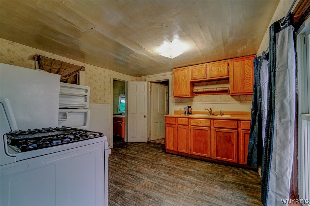 306 Lord Street Dunkirk, NY 14048 - Photo 10 of 12