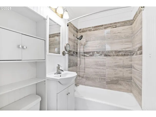 $345,000 | 830 South 7th Street, Cottage Grove, OR 97424