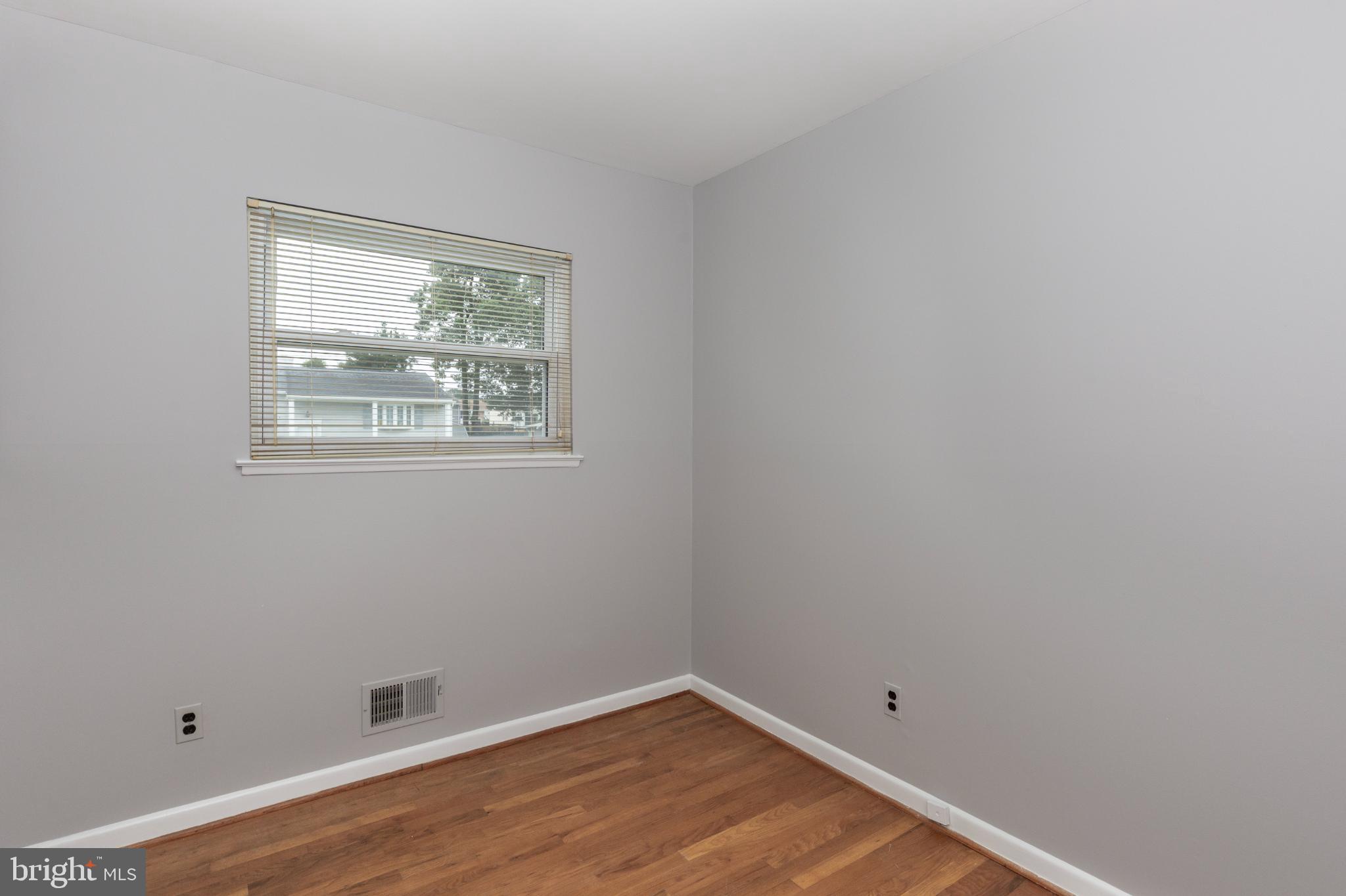 520 Crisfield Road Baltimore, MD 21220 - Photo 20 of 27 an empty room with a window