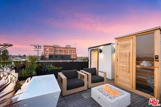 $3,650,000 | 17 North Venice Boulevard, Venice, CA 90291