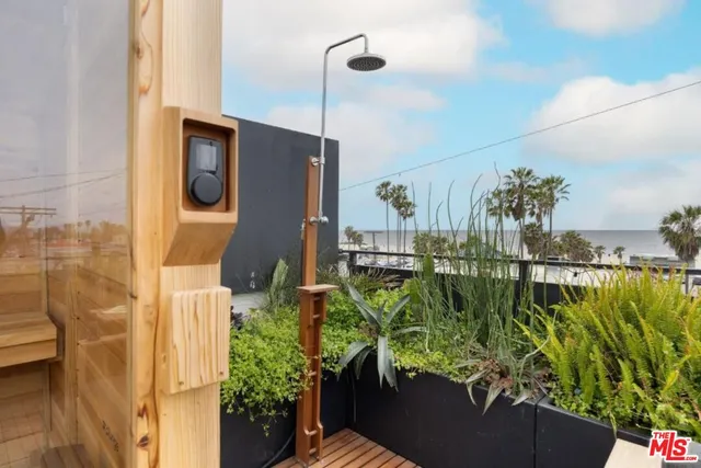 $3,650,000 | 17 North Venice Boulevard, Venice, CA 90291