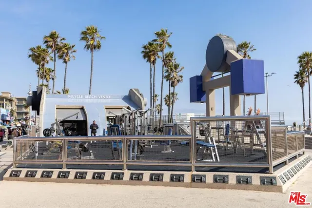 $3,650,000 | 17 North Venice Boulevard, Venice, CA 90291