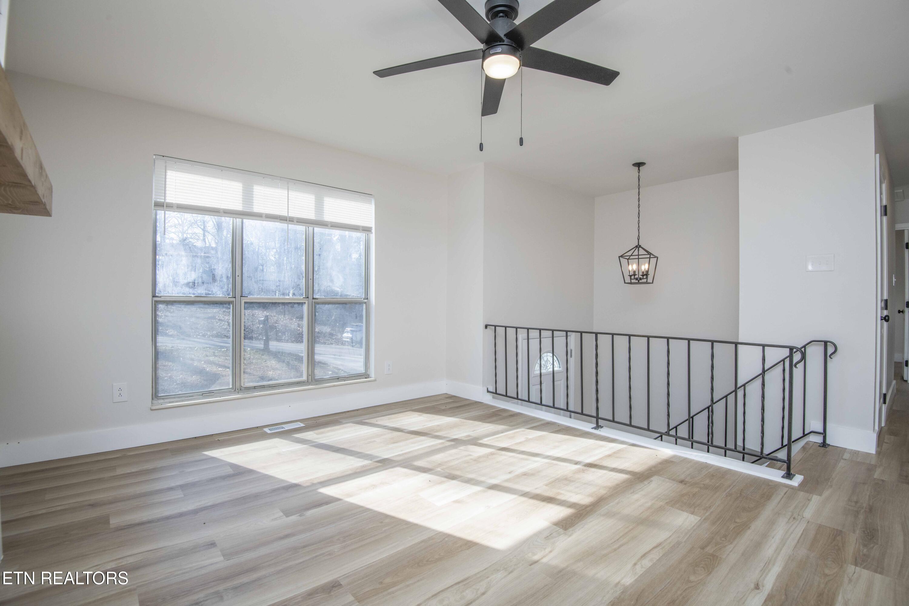 2324 Roundtree Road Knoxville, TN 37923 - Photo 14 of 39 living_1