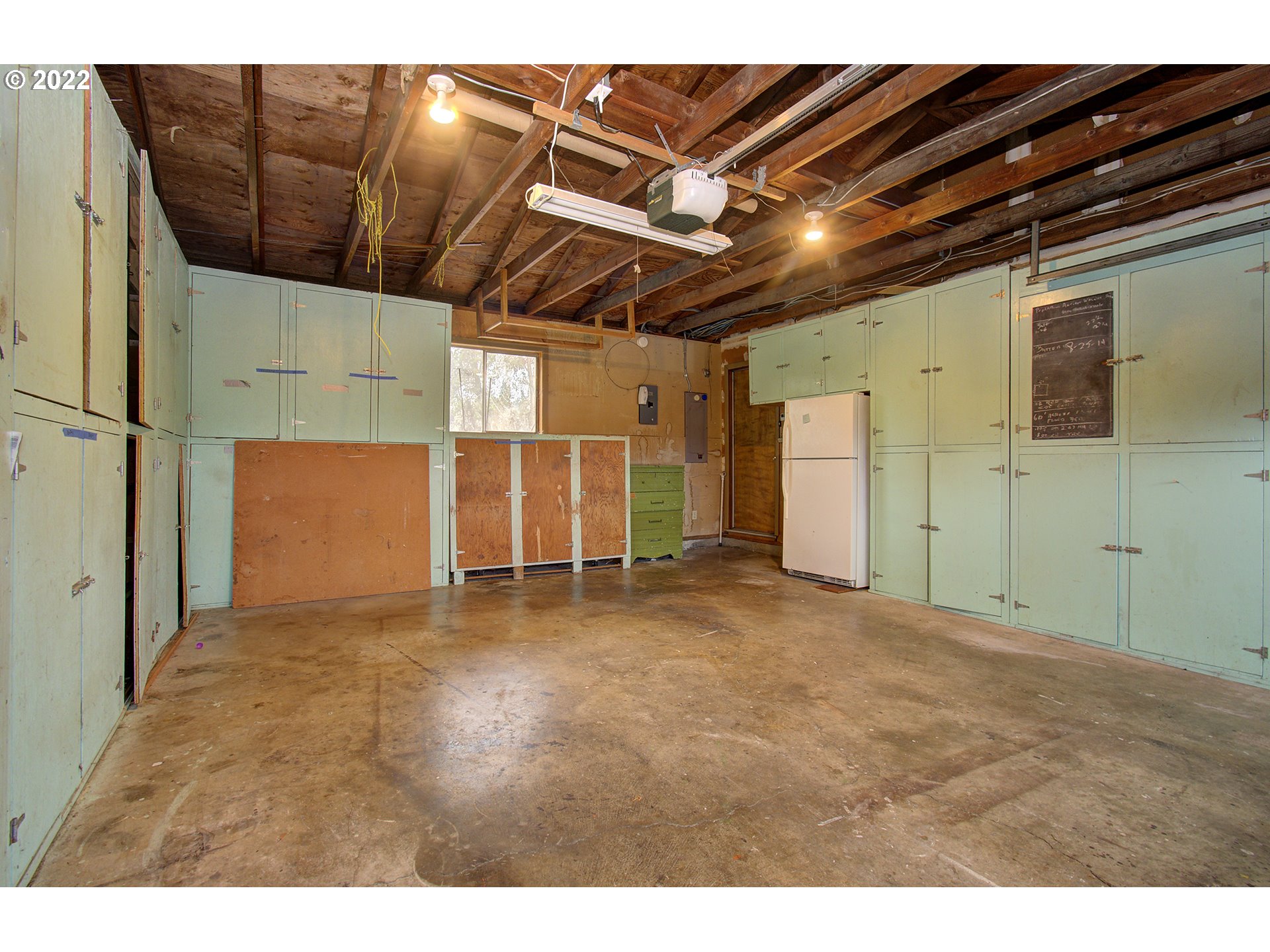 215 Northwest 189th Street Ridgefield, WA 98642 - Photo 4 of 26 a view of a garage
