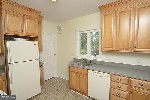 6511 Beechwood Road Baltimore, MD 21239 - Photo 11 of 23 Kitchen