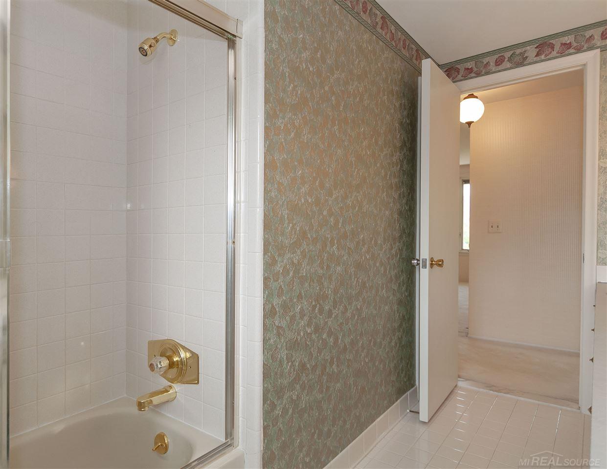 591 Canterbury Road Grosse Pointe, MI 48236 - Photo 41 of 55 31382294-40.JPG