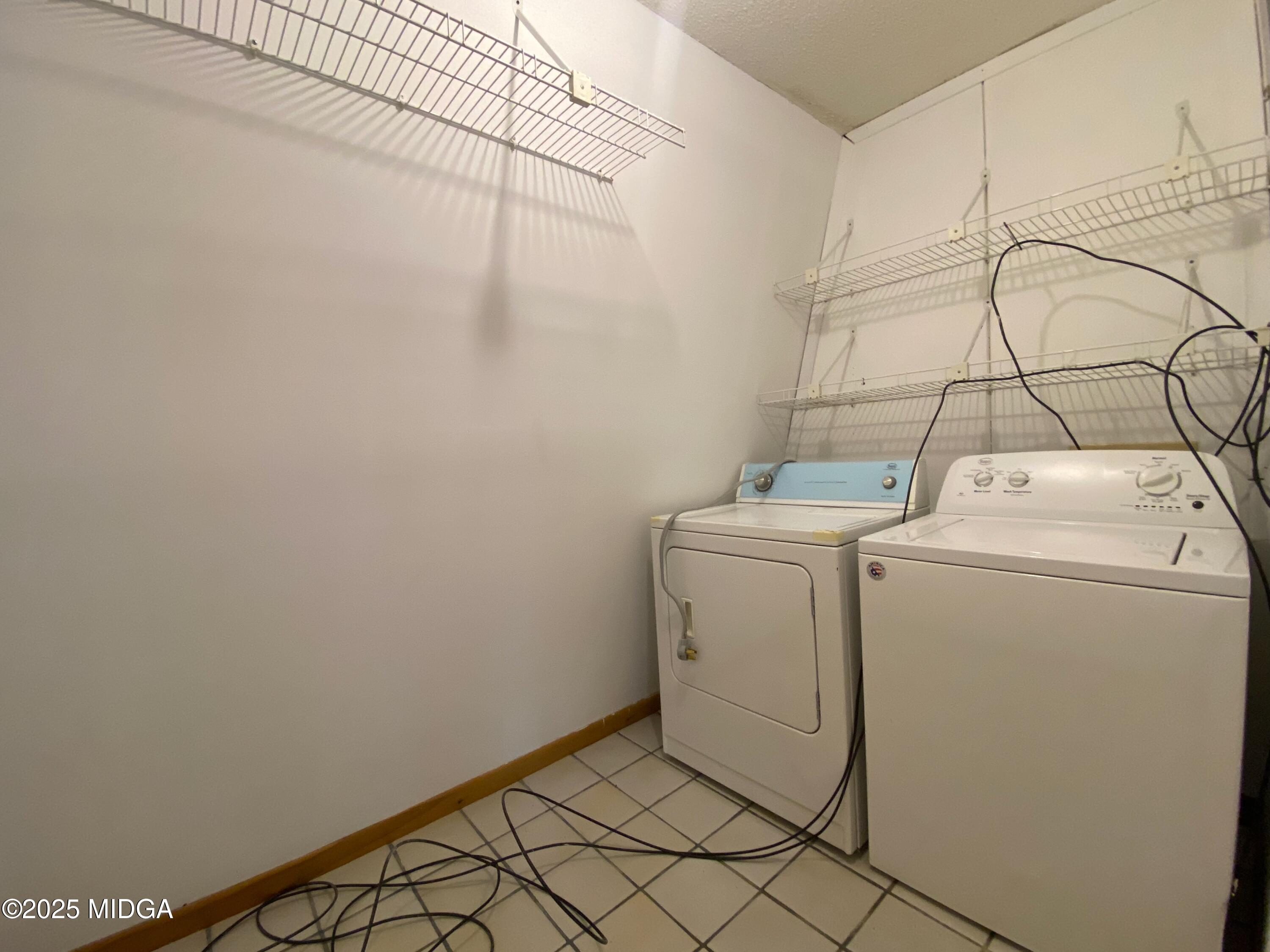231 West Seminole Drive Byron, GA 31008 - Photo 3 of 38 a utility room with dryer and washer