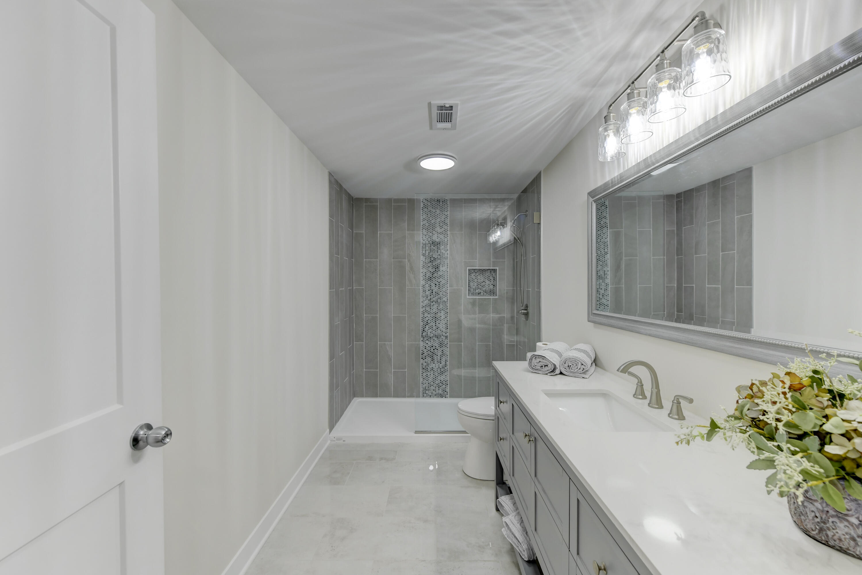 9575 Calumet Street Dyer, IN 46311 - Photo 39 of 53 a bathroom with a tub sink and mirror