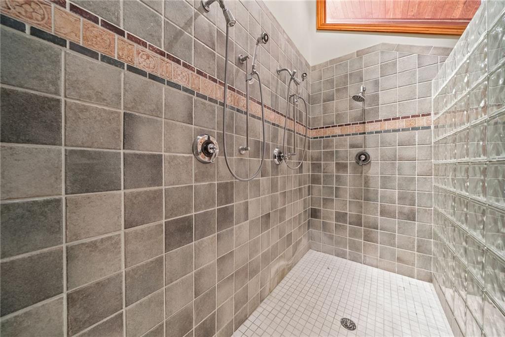 1351 Lindsey Road New Castle, PA 16105 - Photo 40 of 49 a bathroom with a bathtub