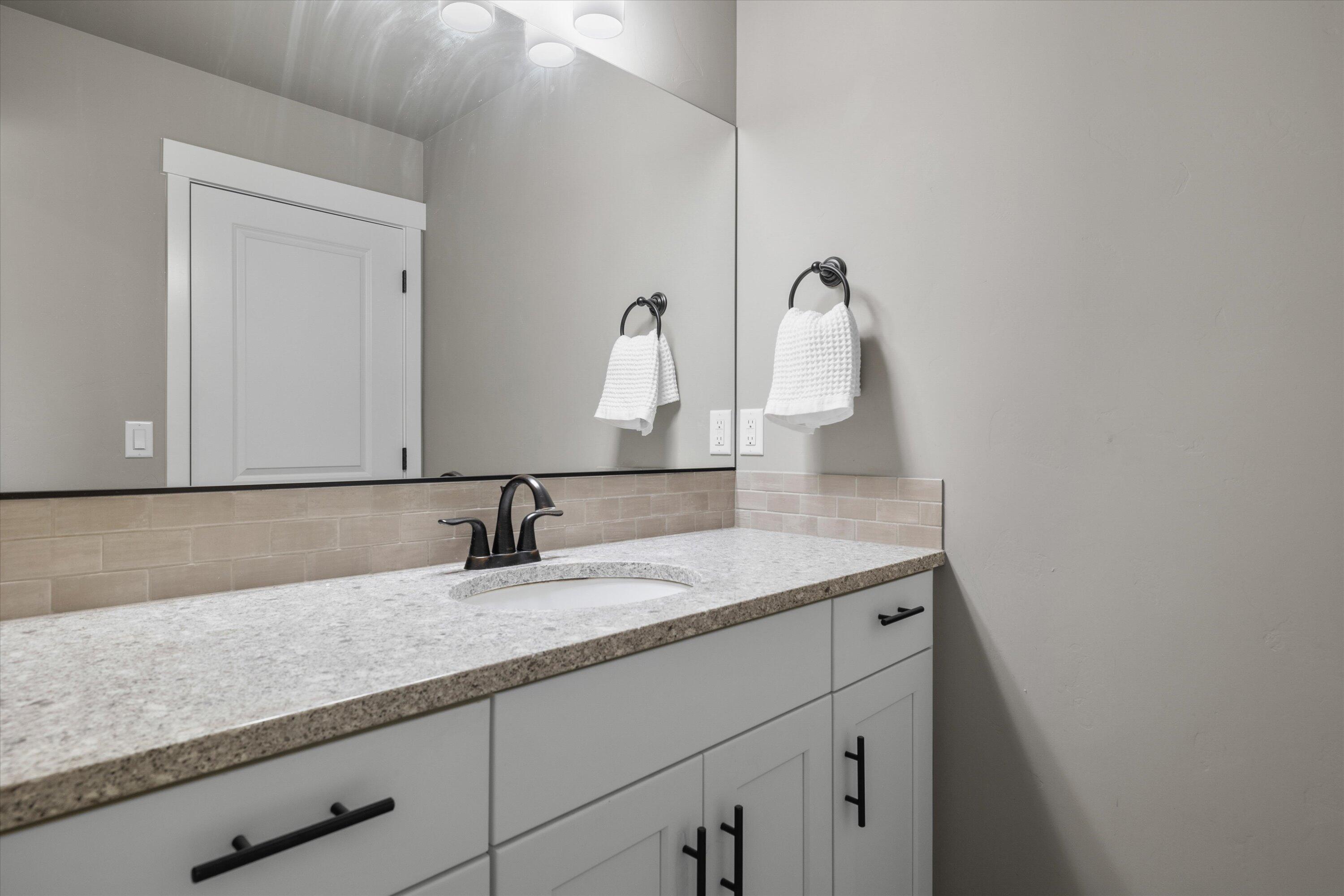 20904 Sotra Loop Bend, OR 97702 - Photo 35 of 46 34-2770_230802_JILLROSELL