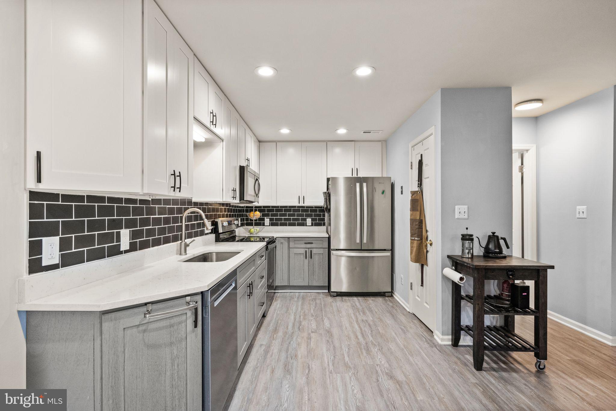 6004 Sunset Ridge Court Centreville, VA 20121 - Photo 9 of 28 Kitchen w/ updated backsplash and ss appliances