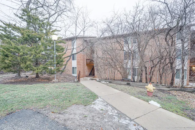 $1,800 | 5801 Oakwood Drive, Unit E, Lisle, IL 60532