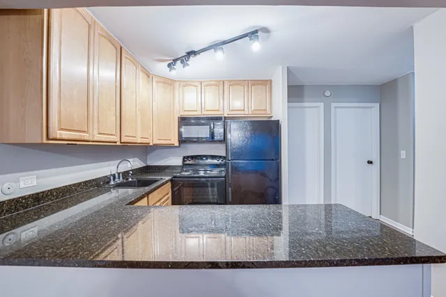 $1,800 | 5801 Oakwood Drive, Unit E, Lisle, IL 60532