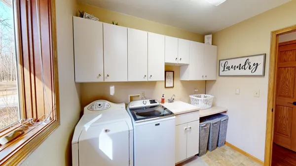 $519,900 | 64562 270th Street, Alden, MN 56009