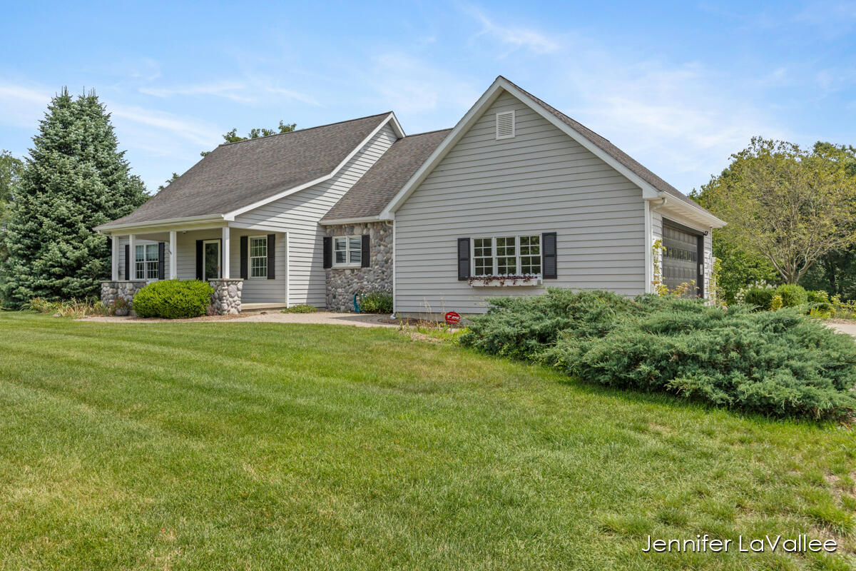 1471 10 Mile Road Northeast Comstock Park, MI 49321 - Photo 3 of 56 IMG_1002