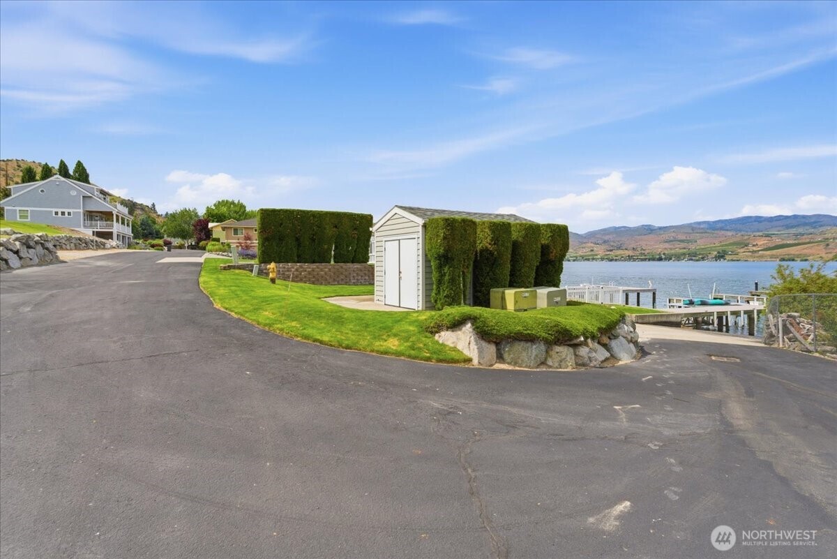 1496 South Lakeshore Road Chelan, WA 98816 - Photo 31 of 40