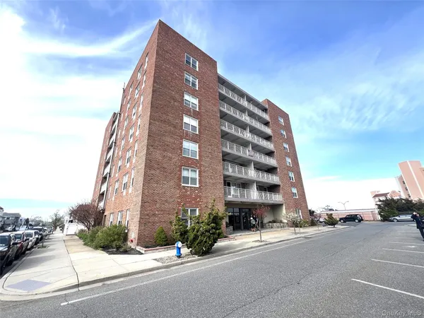$2,950 | 855 East Broadway, Unit 6G, Long Beach, NY 11561
