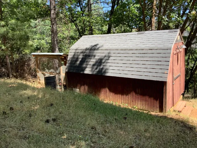 a view of a small house with a yard