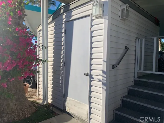 a view of entryway with a front door
