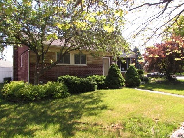 24924 Beck Avenue Eastpointe, MI 48021 - Photo 2 of 18 261-958747-front2.jpg
