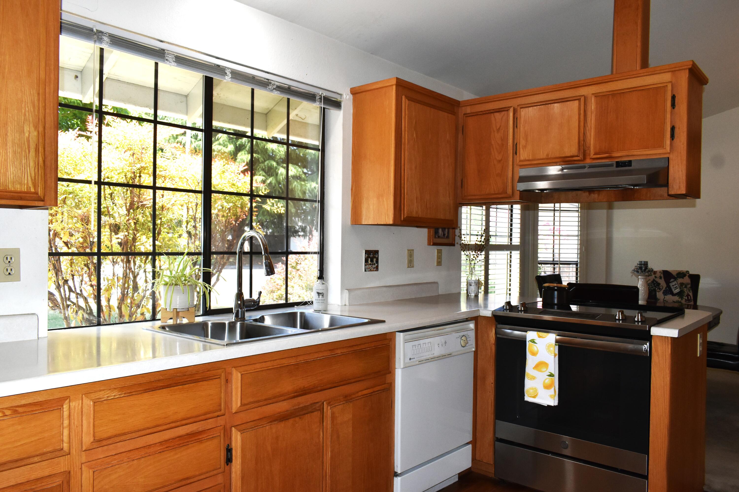 3112 Springbrook Road Medford, OR 97504 - Photo 12 of 30 DSC_0585