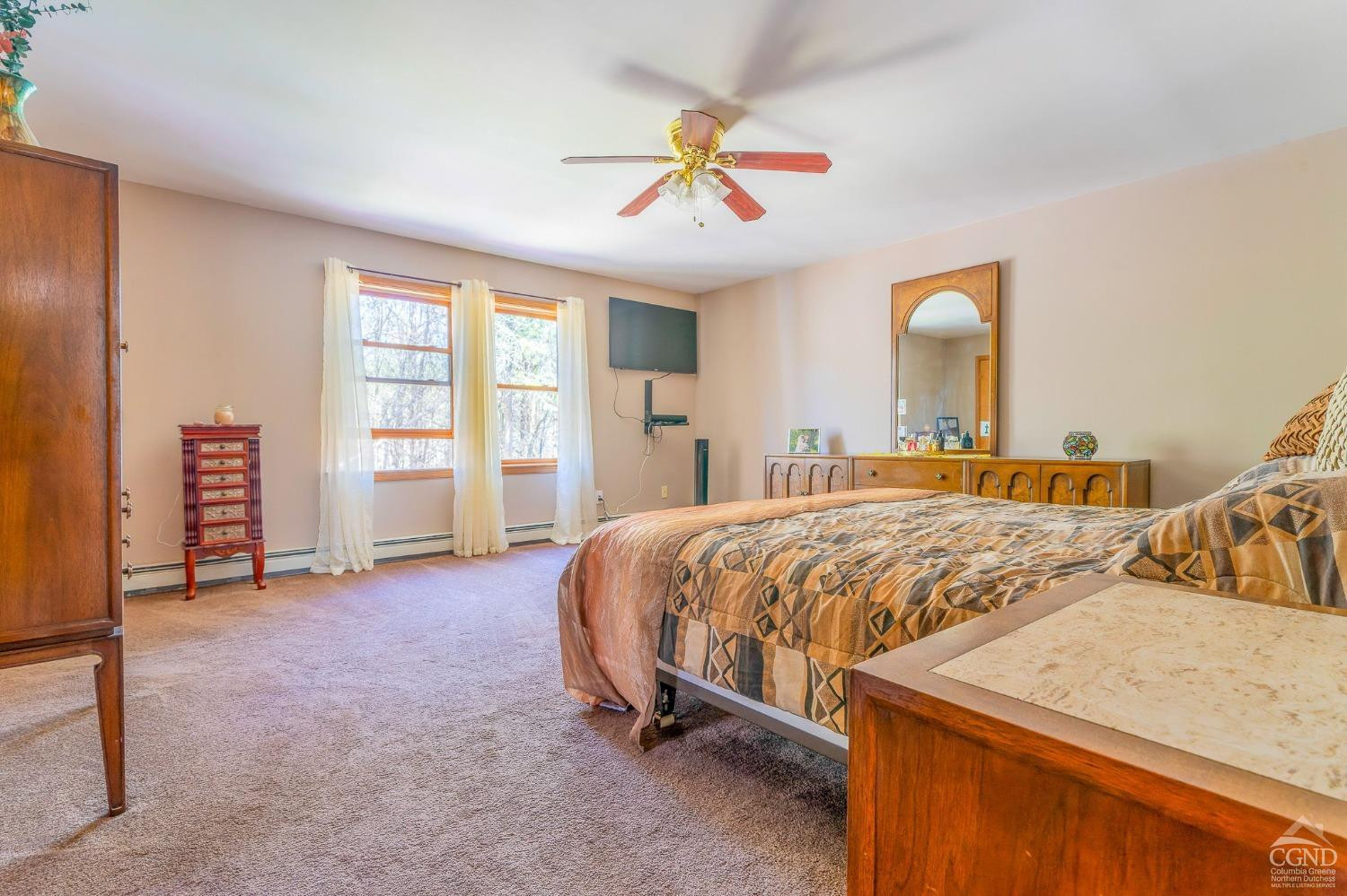 1831 Sleepy Hollow Road, Unit VV50 Athens, NY 12015 - Photo 22 of 42 a spacious bedroom with a bed and a chandelier