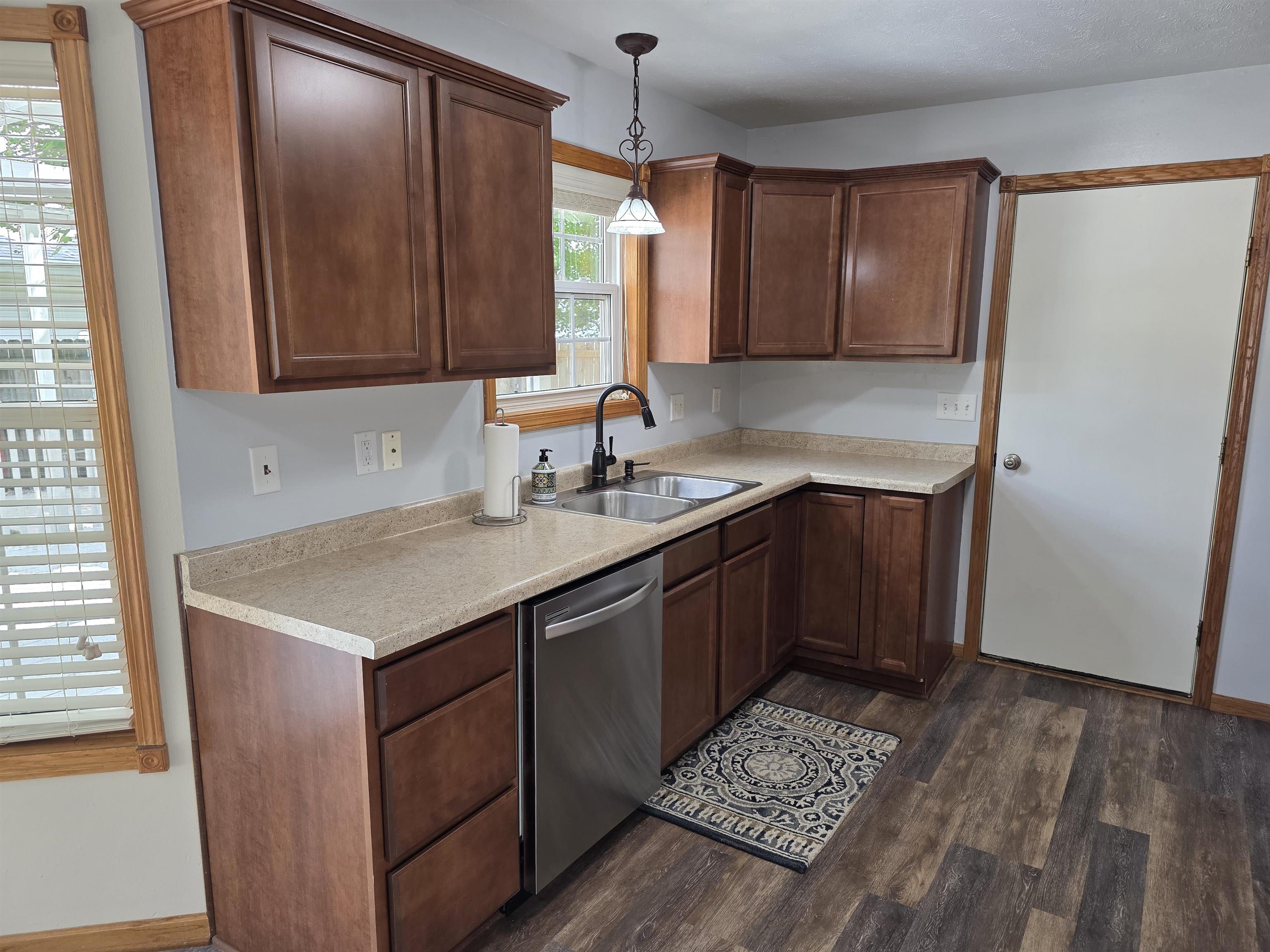 2221 Alongi Lane Beloit, WI 53511 - Photo 5 of 33