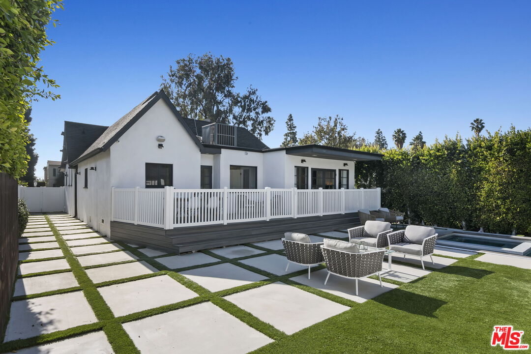 6507 West Olympic Boulevard Los Angeles, CA 90048 - Photo 35 of 50 a view of a patio with table and chairs with wooden floor and fence