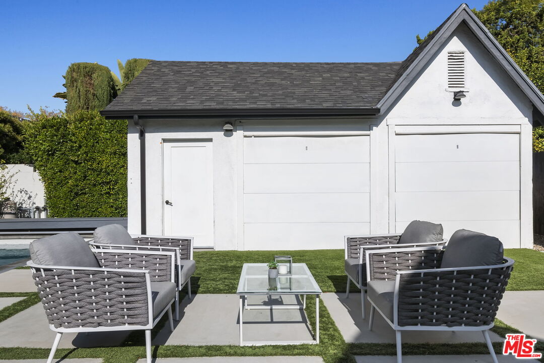 6507 West Olympic Boulevard Los Angeles, CA 90048 - Photo 38 of 50 a view of a patio with table and chairs
